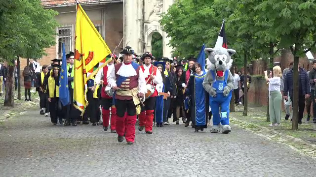 Paradă impresionantă a absolvenților Universității 1 Decembrie 1918, la Cetatea Alba Carolina. ”Deschideți porțile!”