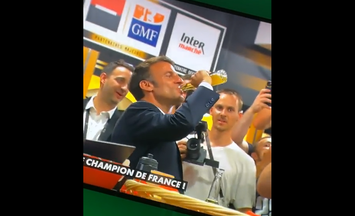 În cât timp bea Emmanuel Macron o sticlă de bere. Președintele Franței a acceptat provocarea VIDEO