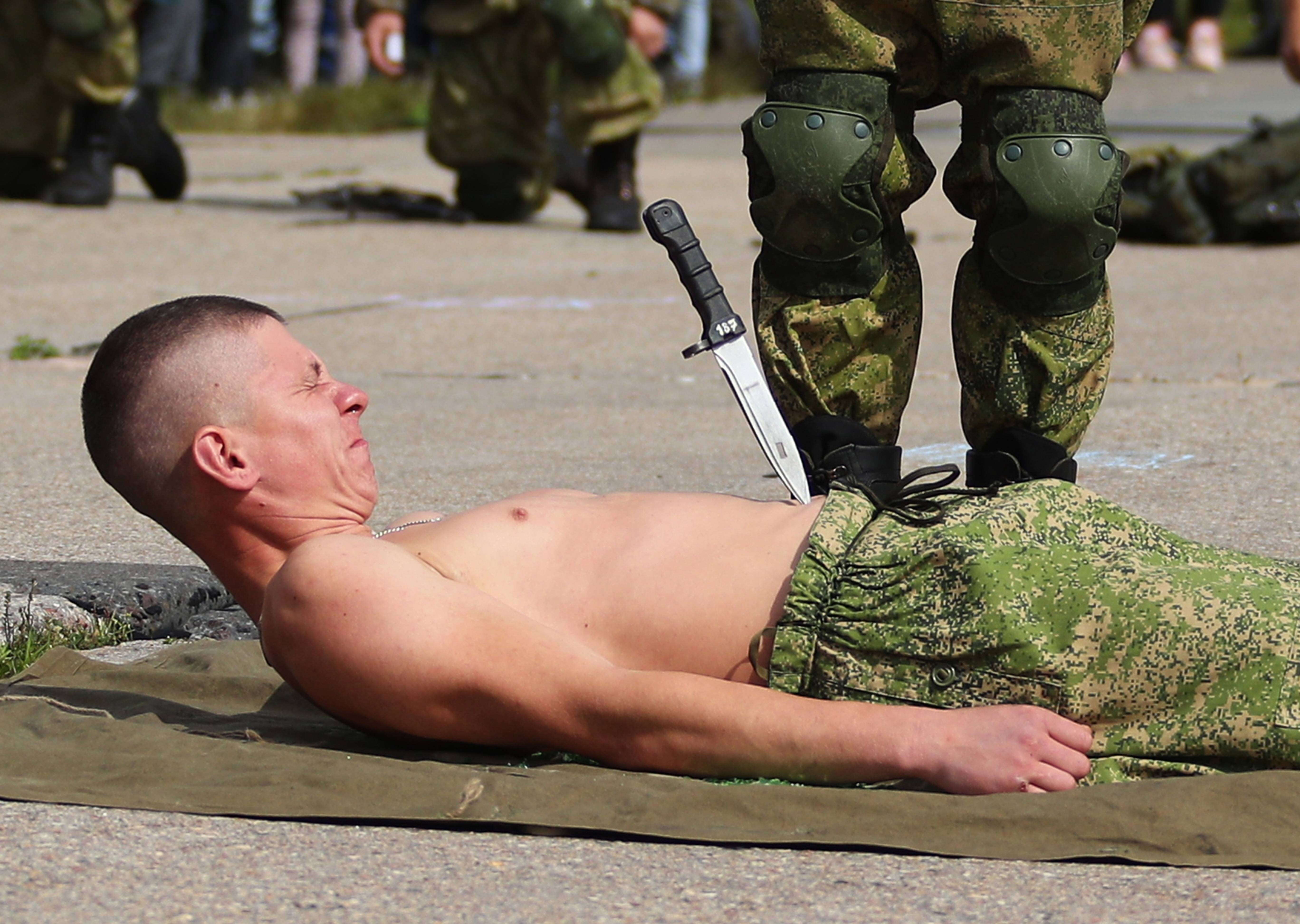 Doi ucraineni acuză soldații ruși că i-au castrat cu bricegele. Psihologul care i-a ascultat a dezvăluit ororile