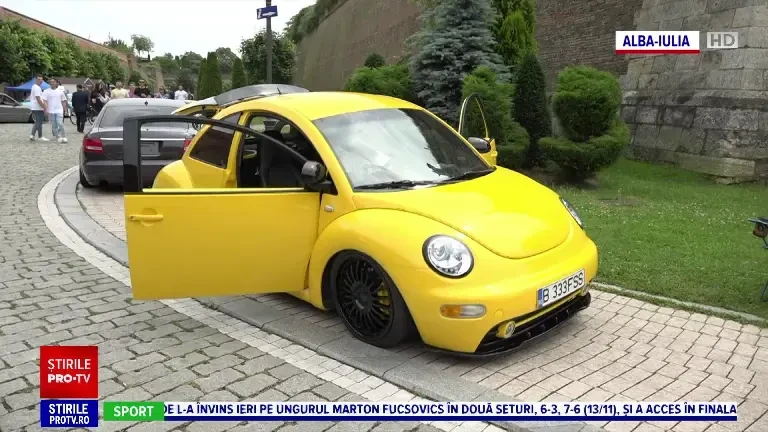 Mașinile tunate au făcut senzație în Cetatea Alba Carolina. Brașovul, împânzit de Daciile de epocă