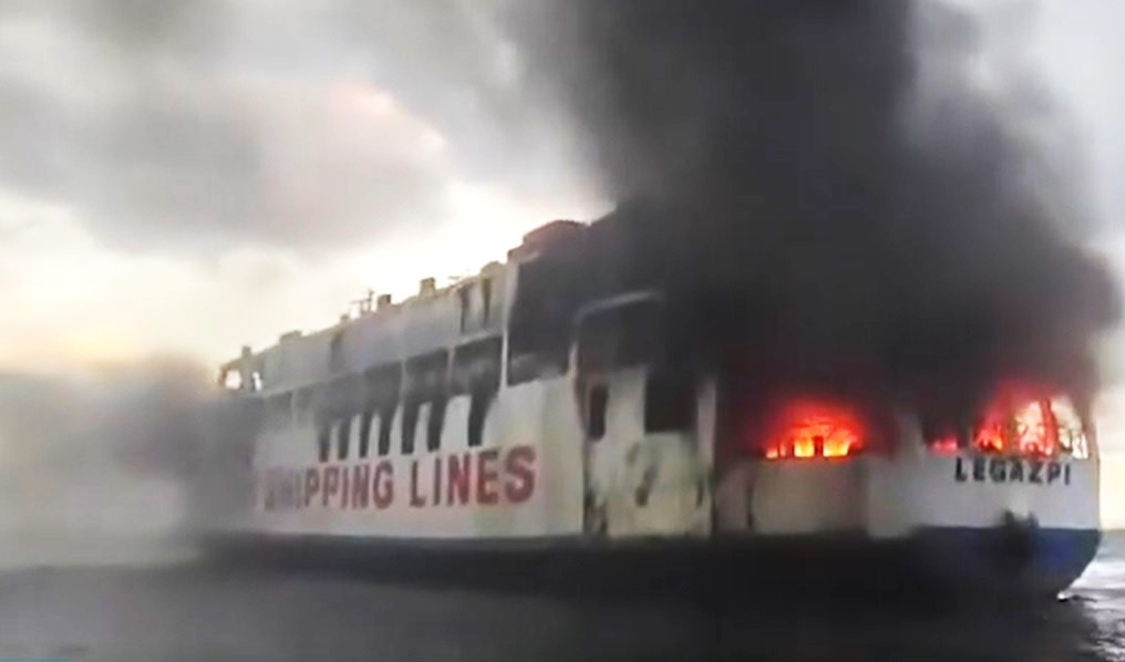 Un feribot filipinez cu 120 de persoane la bord a luat foc pe mare