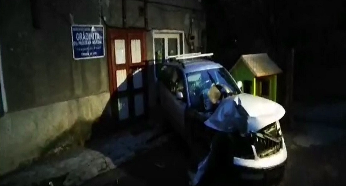 Accident pe DN 1, în Timișul de Jos. O șoferiță a ajuns cu mașina direct într-o grădiniță