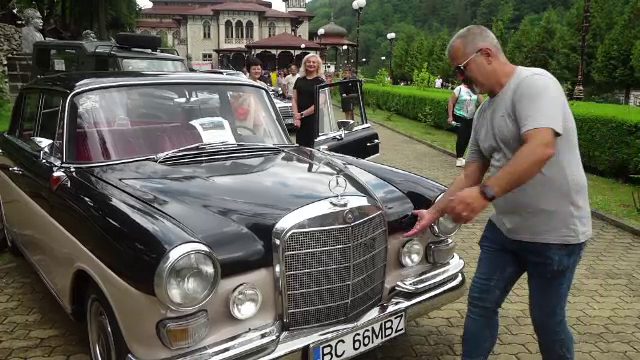 Paradă retro cu mașini de epocă, la Slănic Moldova. ”E iubita mea. Am treabă cu ea”
