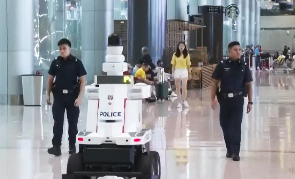 Roboții-polițiști patrulează pe aeroportul din Singapore. Cum acționează în caz de urgență
