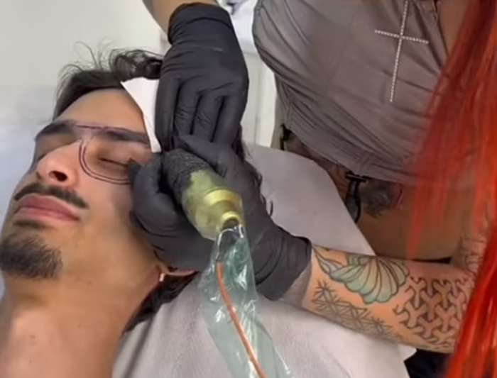 Metoda extremă la care a apelat un bărbat ca să nu-și mai uite ochelarii de vedere. Și-a tatuat ramele pe față | VIDEO