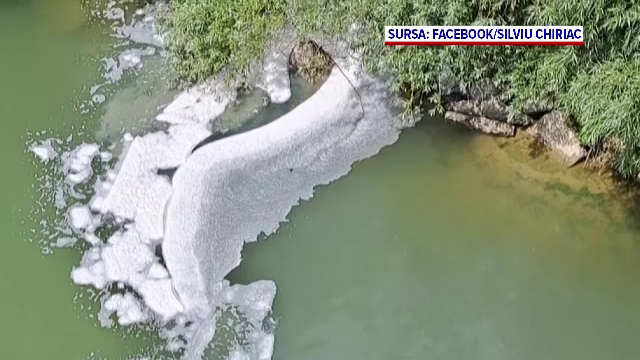 Poluare pe râul Siret. O spumă albă urât mirositoare s-a depus la mal. Autoritățile nu pot explica fenomenul