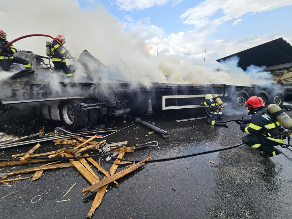 Incendiu puternic pe A10, după ce un camion a explodat în mers şi s-a oprit într-un parapet | FOTO