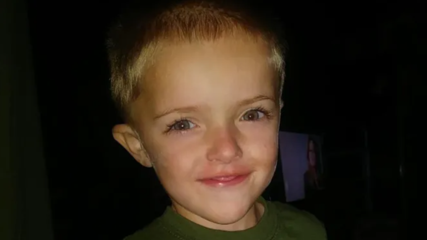 Un băiat de 6 ani a murit la o lună după tatăl său. Cei doi au fost loviți de un trăsnet în timp ce se țineau de mână