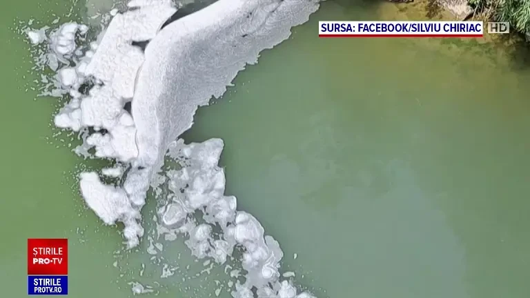 Poluare pe râul Siret. O spumă albă urât mirositoare s-a depus la mal. Autoritățile nu pot explica fenomenul