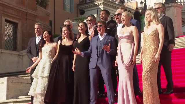 Tom Cruise, întâmpinat la Roma de fani. Cum a pozat celebrul actor