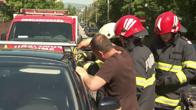 Momente de panică pentru o mamă din Cluj. Mașina s-a blocat accidental cu copilul ei înăuntru. A sunat de urgență la 112