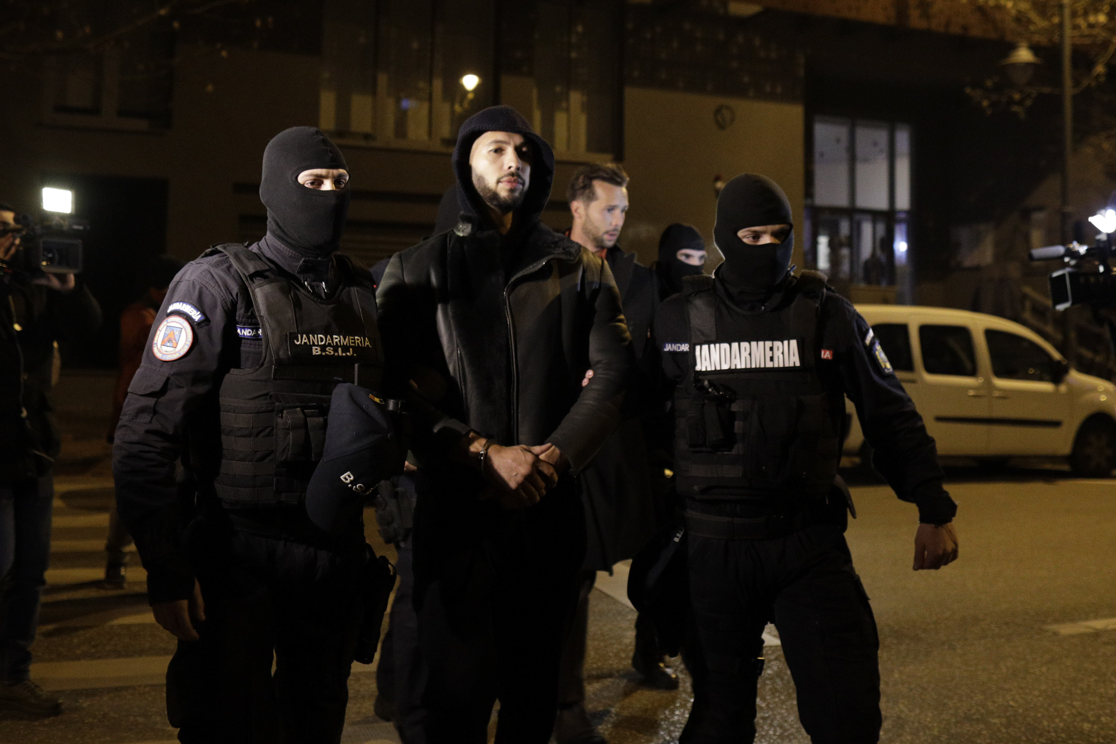 Reacția fraților Tate după ce au scăpat din arestul la domiciliu. „Fraierilor!” | FOTO