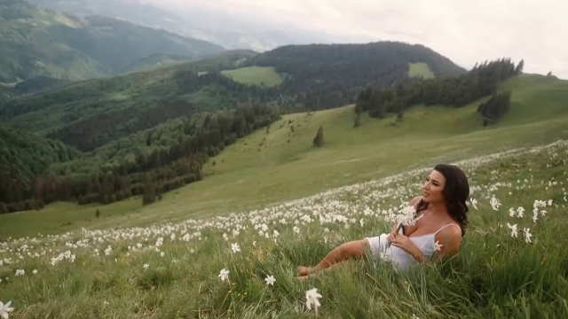 O cântăreață de muzică populară a filmat un videoclip printre narcise sălbatice, dar gestul ei ar putea să o coste mult