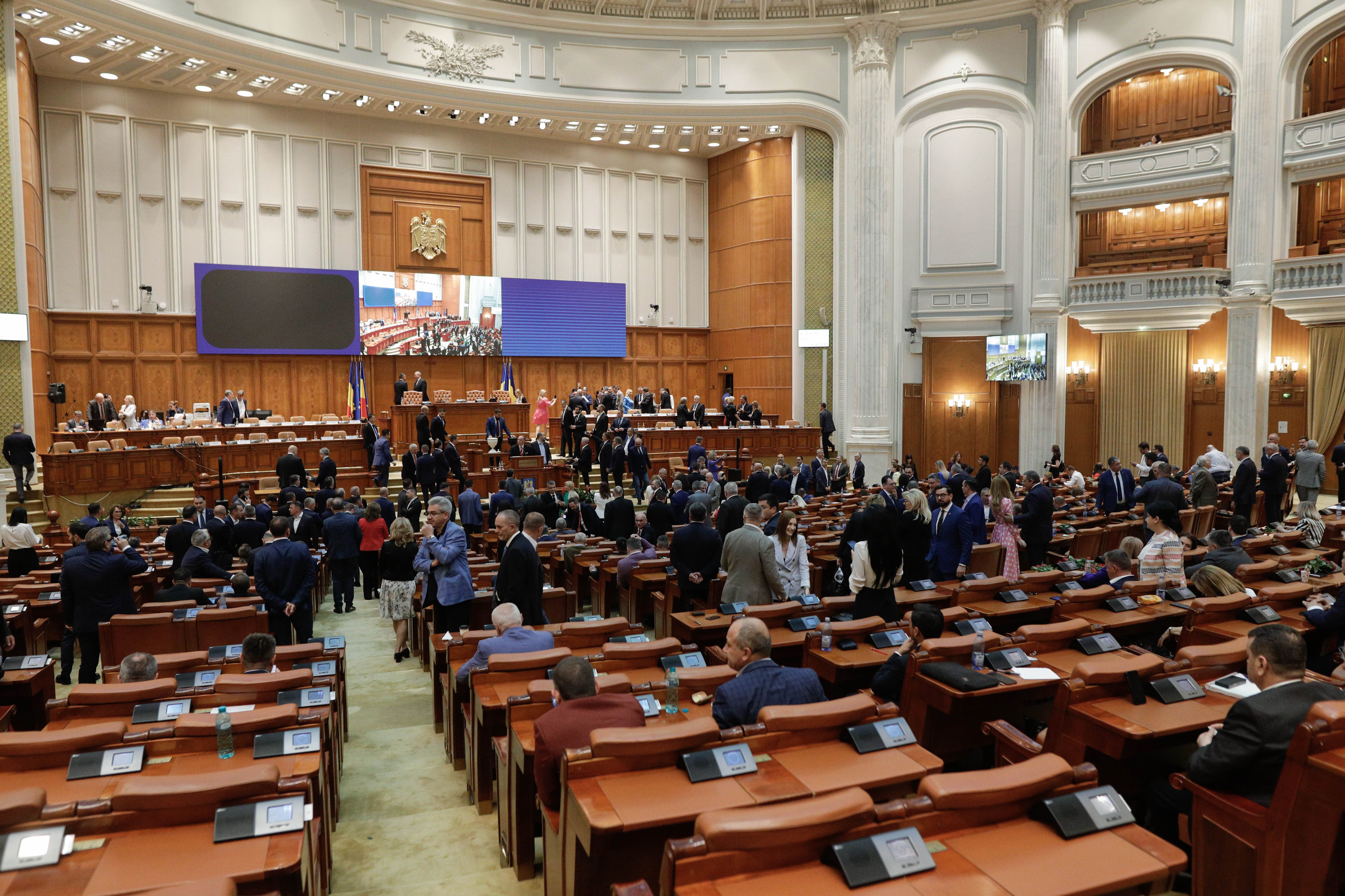 Cât au cheltuit parlamentarii români în primele 6 luni ale anului. Aproape 200 de deplasări în străinătate într-o lună