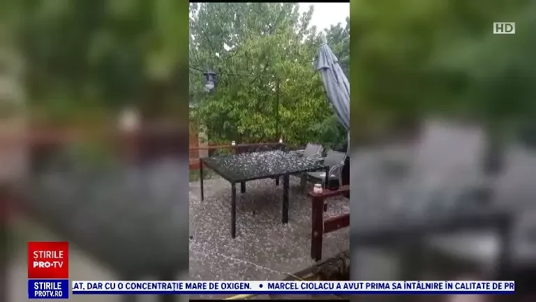 Dezastru în Buzău, după o jumătate de oră de ploaie cu grindină. „S-au dus fructele, s-a dus vița de vie, roșiile, cartofii”