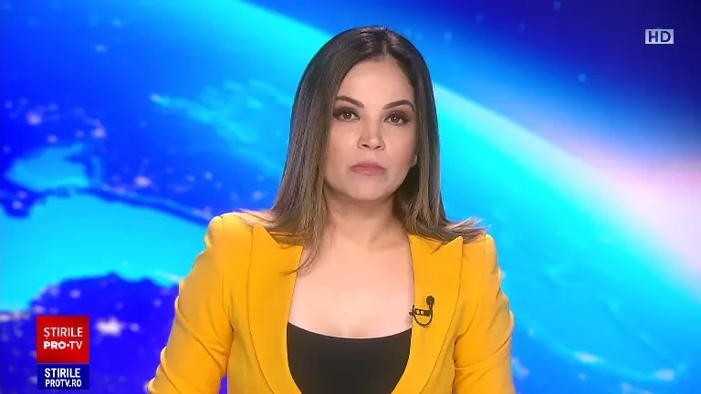 Momentul în care un șofer de TIR spulberă un stâlp de electricitate, după ce a avut o explozie la un pneu