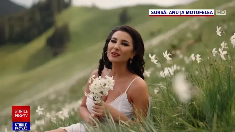 O cântăreață de muzică populară a filmat un videoclip printre narcise sălbatice, dar gestul ei ar putea să o coste mult