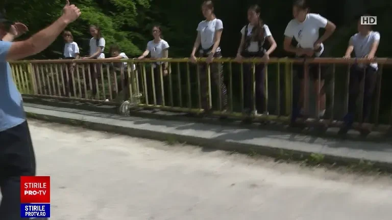 Record naţional în apropiere de Peștera Polovragi. 25 de tineri din Botoșani au coborât în rapel de pe un pod înalt