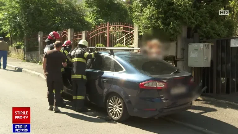 Momente de panică pentru o mamă din Cluj. Mașina s-a blocat accidental cu copilul ei înăuntru. A sunat de urgență la 112