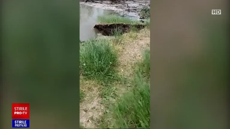 Ploile au făcut prăpăd în Delta Dunării. Oamenii din Pătlăgeanca au rămas fără cea mai importantă cale de acces