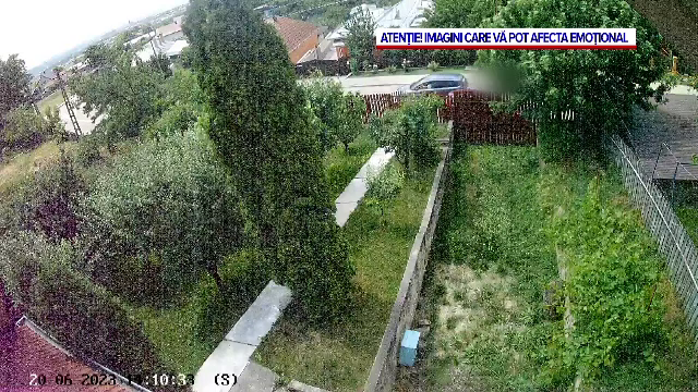 Momentul în care o fetiță de 6 ani pe trotinetă este lovită din plin de o mașină. Copila se zbate între viață și moarte