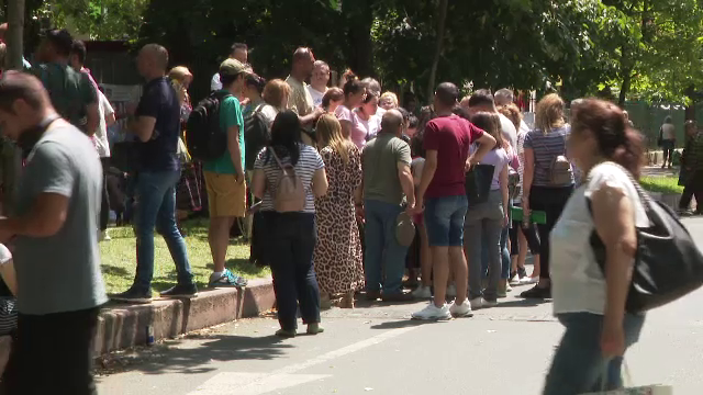 Au început înscrierile la grădinițele de vară. Sute de părinți au făcut noapte albă de teamă că nu vor prinde loc