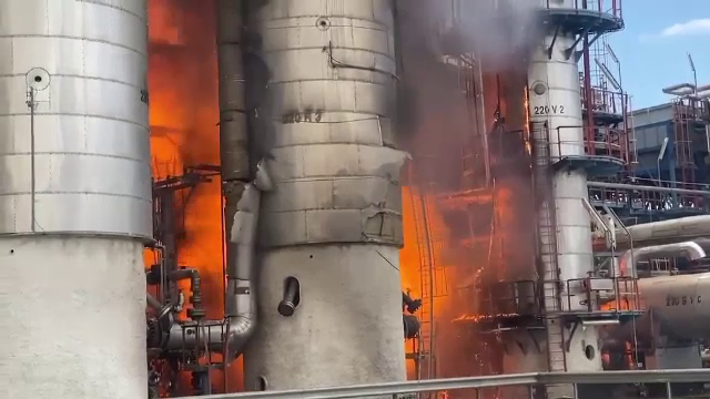„Eram fix lângă explozie / Erau flăcări”. Mărturiile angajaților de la rafinăria Petromidia, după explozia urmată de incendiu