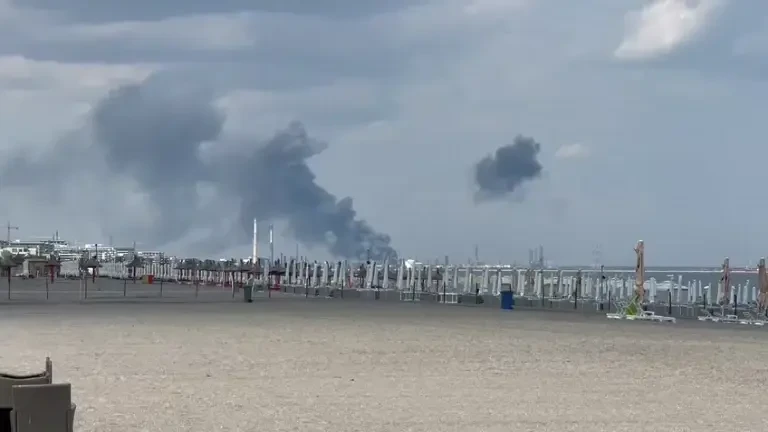 Incendiu la rafinăria Petromidia din Năvodari. Localnicii spun că au auzit o explozie | VIDEO