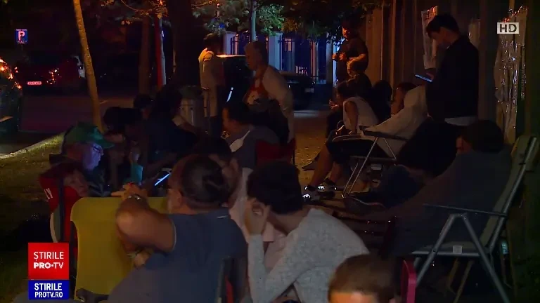 Au început înscrierile la grădinițele de vară. Sute de părinți au făcut noapte albă de teamă că nu vor prinde loc