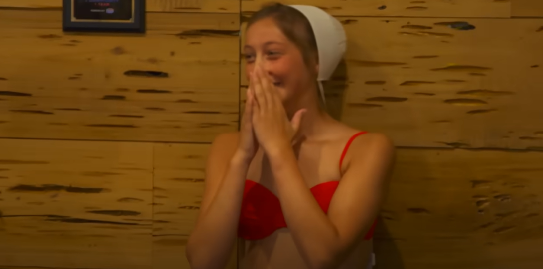 O femeie Amish a izbucnit în lacrimi când a probat pentru prima dată un costum de baie. Tânăra a ales un bikini roșu | VIDEO