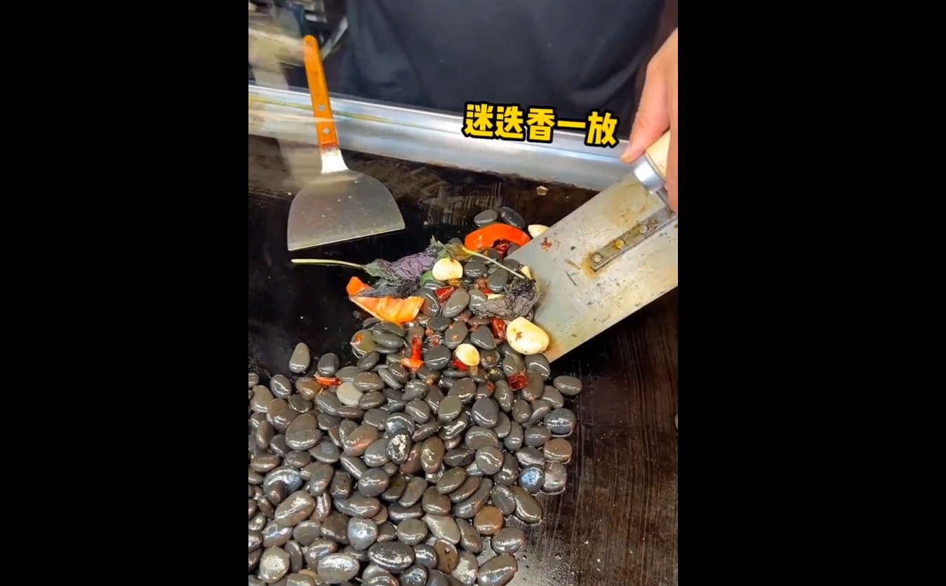 Pietrele prăjite, noua nebunie culinară din China. Ce gust are mâncarea ”suge și aruncă” VIDEO