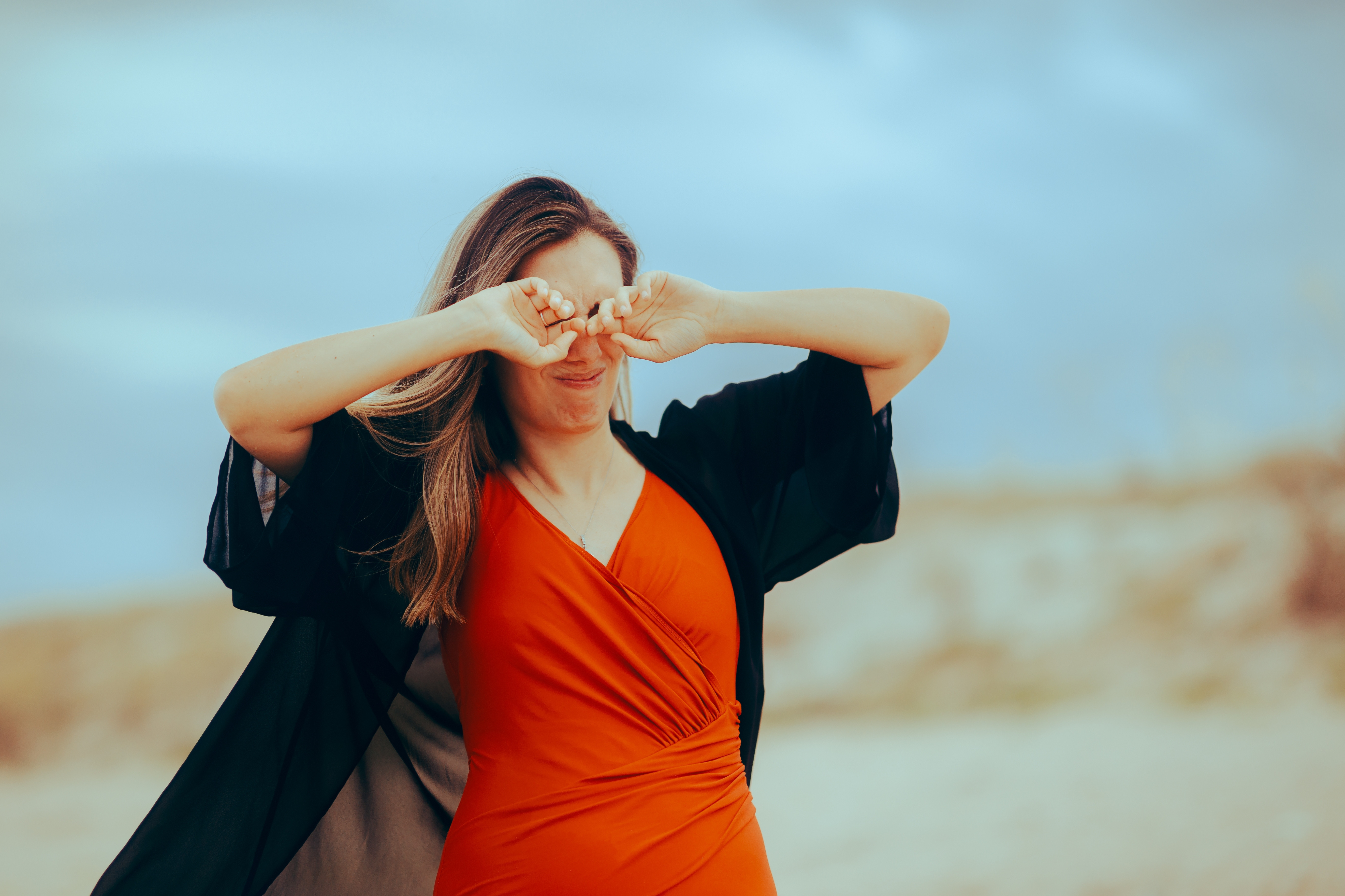 Ce să faci atunci îți intră nisip în ochi. Sfaturile prețioase care îți protejează vederea în vacanță