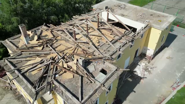 Cei patru muncitori răniți după prăbușirea unui acoperiș nu aveau montate schele și nici stâlpi de siguranță