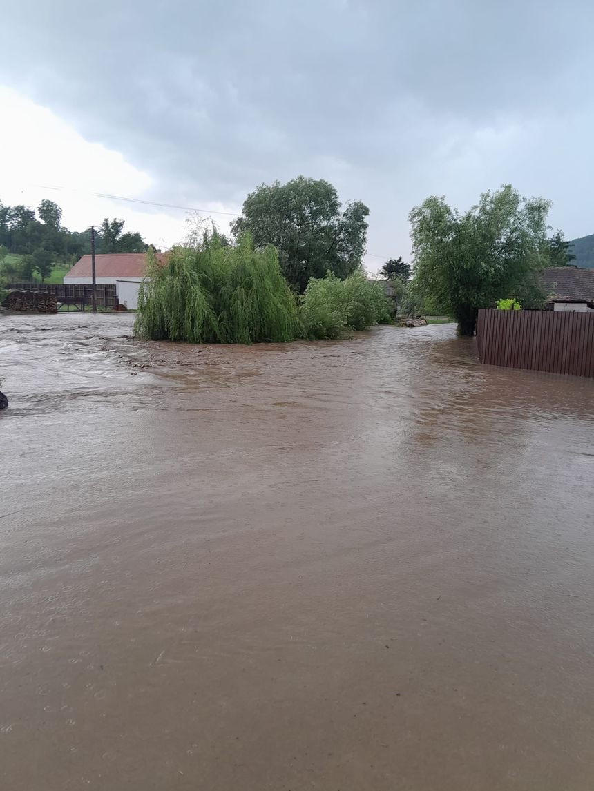 Potop în mai multe județe din țară. Un viceprimar din Bistrița dă vina pe lucrările neautorizate ale localnicilor