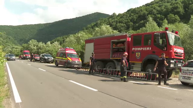 Ample căutări în râul Arieș, după ce o mașină a fost văzută în apă. Nu au fost găsite persoane în interior