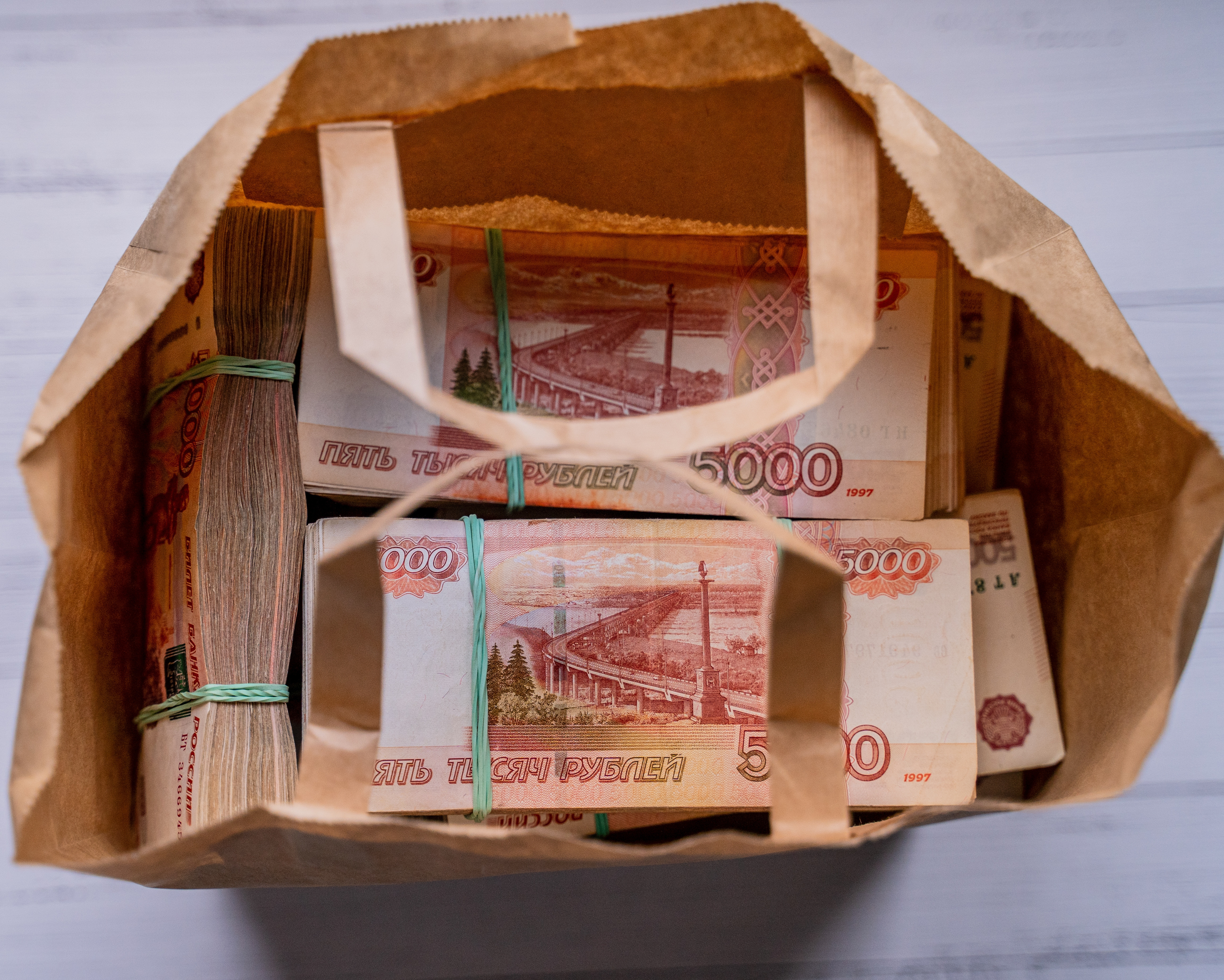 Sacoșele cu bani ale mercenarilor Wagner inundă economia rusă. Cât primesc familiile celor uciși pe frontul din Ucraina