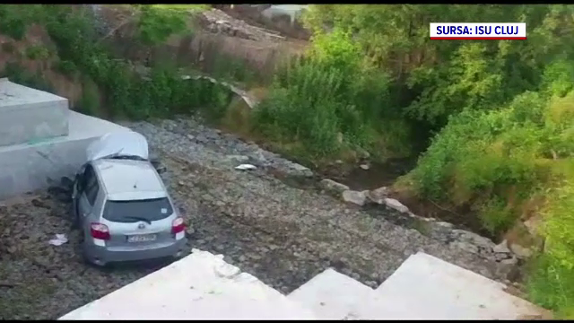 Ce au observat mai muți clujeni într-o mașină care a ieșit de pe un drum și a ajuns sub un pod