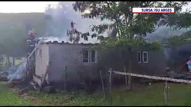 O bătrână din Argeș a rămas fără casă în urma unui incendiu violent. Femeia nu era în locuință când a izbucnit focul
