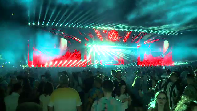 Zeci de mii de oameni s-au distrat la festivalul SAGA. Artiști de renume mondial au încântat publicul până spre dimineață