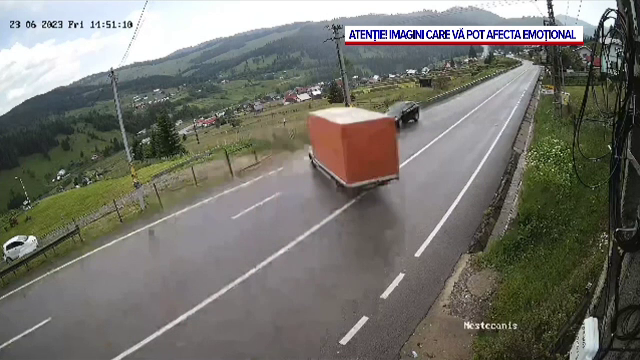 Trei adulți și un copil au fost răniți într-un accident, în Suceava. Mașina în care se aflau a fost lovită de un camion