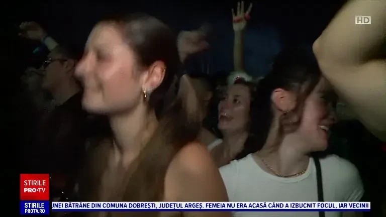 Zeci de mii de oameni s-au distrat la festivalul SAGA. Artiști de renume mondial au încântat publicul până spre dimineață