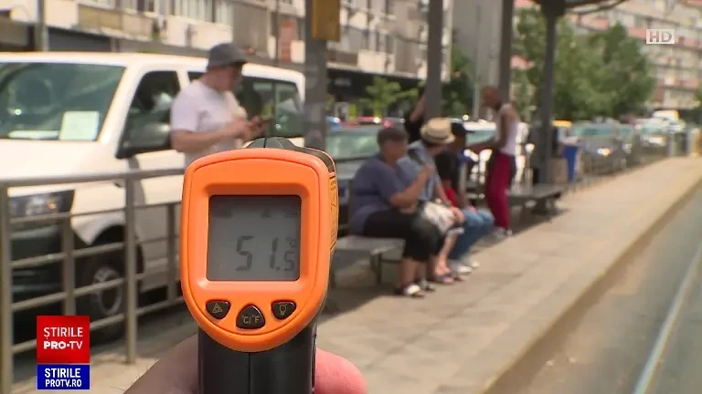 Mijloacele de transport în comun din București sunt adevărate saune vara. „Afară sunt 30 de grade și la noi sunt 60”