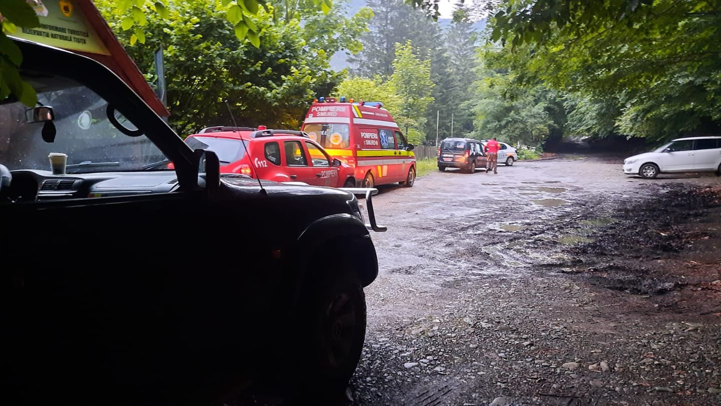 Tatăl și fiul de 12 ani, căutaţi într-o pădure din Vrancea, au fost găsiți. Plecaseră pe un traseu montan