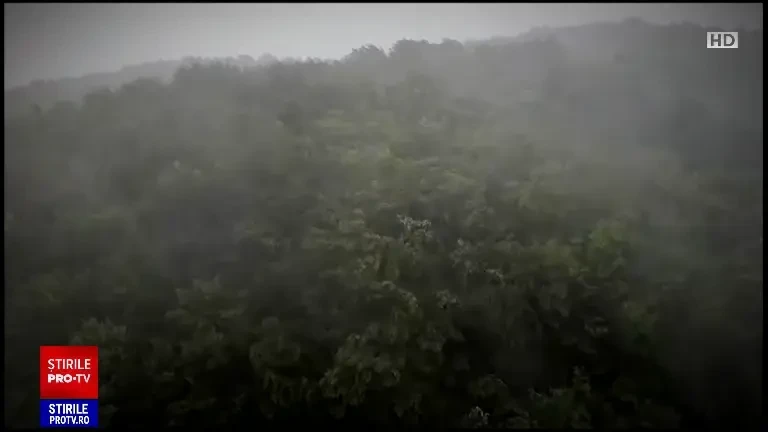 Coduri de vreme rea și inundații în aproape toată țara. În județul Arad mai multe sate au fost lovite de furtuni