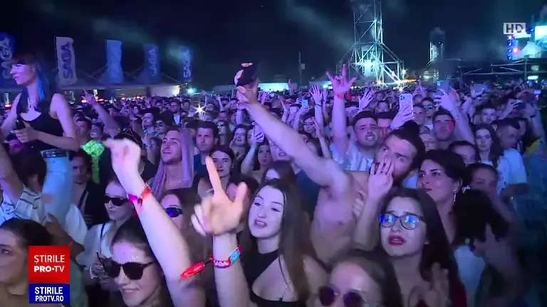 Distracție pentru a doua seară la rând, la festivalul SAGA. Zeci de mii de oameni au dansat pe ritmurile artiștilor preferați