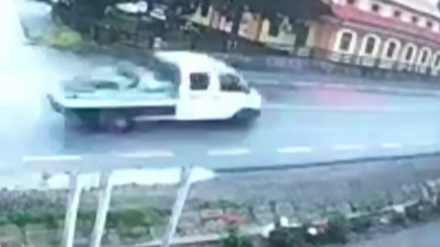 Momentul în care o mașină lovită violent de o autoutilitară se opreşte într-un copac, în Suceava. 11 persoane au fost rănite