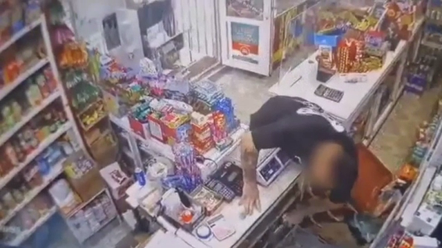 Momentul în care un bărbat fură două cutii cu bani dintr-un magazin din Brăila. Hoțul i-ar fi pierdut apoi la păcănele