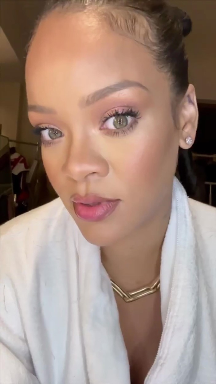 Rihanna a întors toate privirile în California. Ce ținută a purtat la un eveniment caritabil | GALERIE FOTO