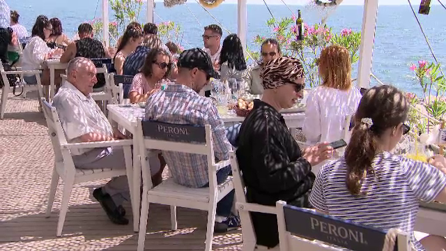 Weekend aglomerat pe litoral. Turiștii s-au bucurat de vremea frumoasă și de restaurantele cu specific pescăresc