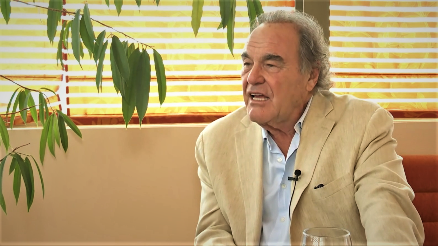 Regizorul Oliver Stone: "În avion m-am uitat la John Wick și am adormit de aproximativ 778 de ori”